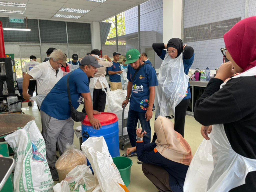 ECO U VIBE ENTERPRISE TERAJUI TEKNOLOGI MAKANAN ITIK PENELUR KOS RENDAH MENERUSI KEUSAHAWANAN SOSIAL