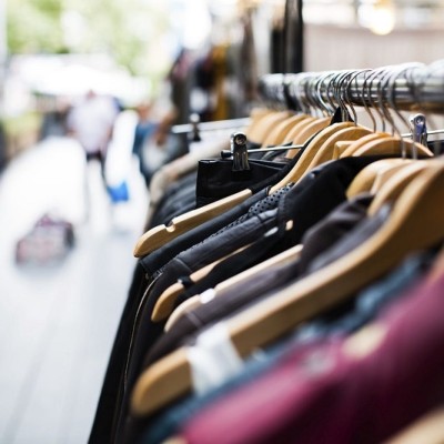 FAST FASHION: BAGAIMANA MEMBENTUK EKONOMI DAN PILIHAN PENGGUNA