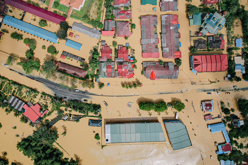BUILDING  RESILIENT BUSINESSES : A CLIMATE-PROOFING STRATEGY AGAINST FLOODS