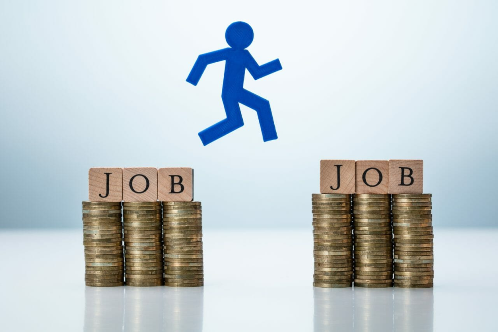 LOMPAT KERJA: KESETIAAN ATAU KEJAR KEKAYAAN