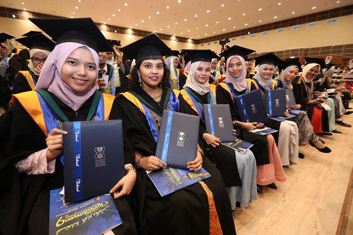 NAVIGATING ECONOMIC CHALLENGES: THE STRUGGLES OF GRADUATES IN MALAYSIA
